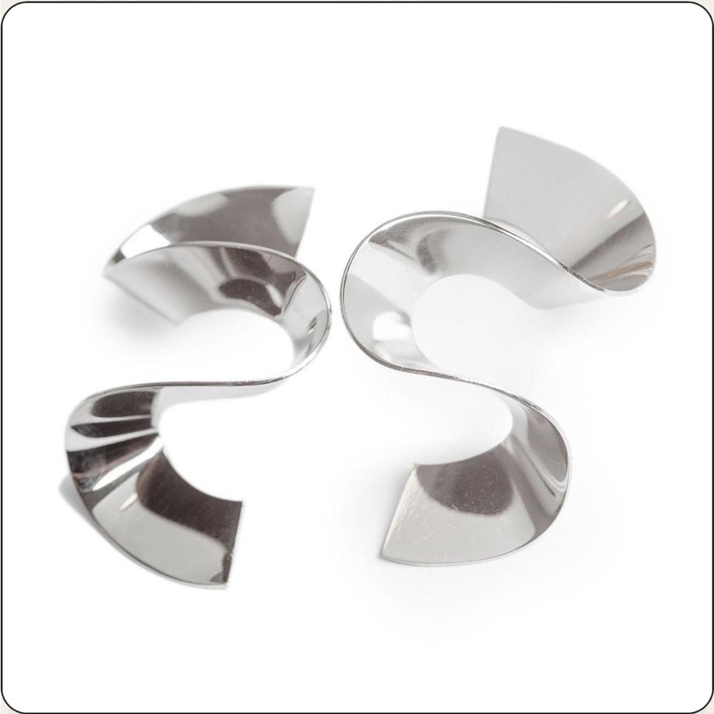 SOKO Maxi Twisted Sia Stud Earrings - Picture 3 of 9